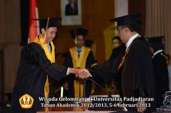 wisuda-unpad-gel-ii-ta-2012_2013-fakultas-mipa-oleh-rektor-100