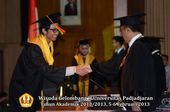 wisuda-unpad-gel-ii-ta-2012_2013-fakultas-mipa-oleh-rektor-104