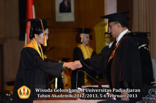 wisuda-unpad-gel-ii-ta-2012_2013-fakultas-mipa-oleh-rektor-106