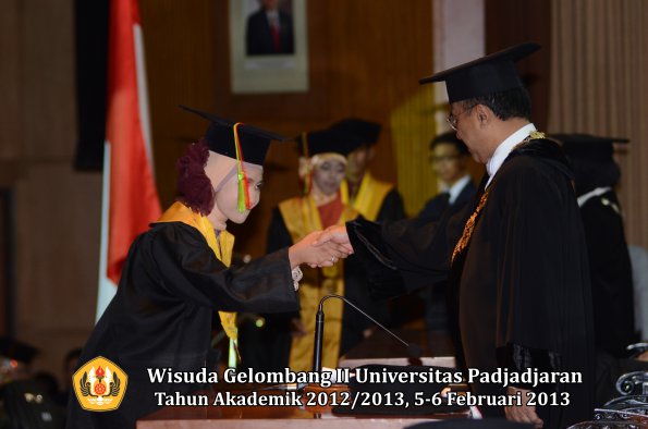 wisuda-unpad-gel-ii-ta-2012_2013-fakultas-mipa-oleh-rektor-107