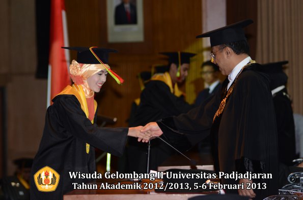 wisuda-unpad-gel-ii-ta-2012_2013-fakultas-mipa-oleh-rektor-108