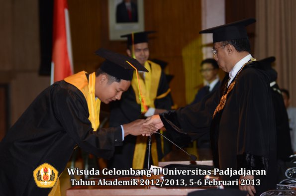 wisuda-unpad-gel-ii-ta-2012_2013-fakultas-mipa-oleh-rektor-133
