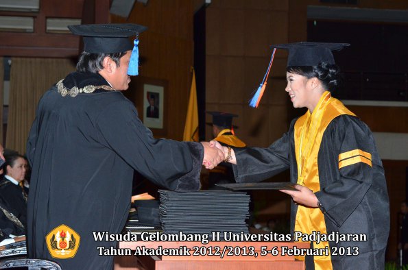 wisuda-unpad-gel-ii-ta-2012_2013-fakultas-teknik-geologi-oleh-dekan-004