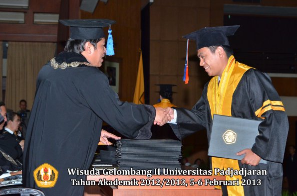 wisuda-unpad-gel-ii-ta-2012_2013-fakultas-teknik-geologi-oleh-dekan-005