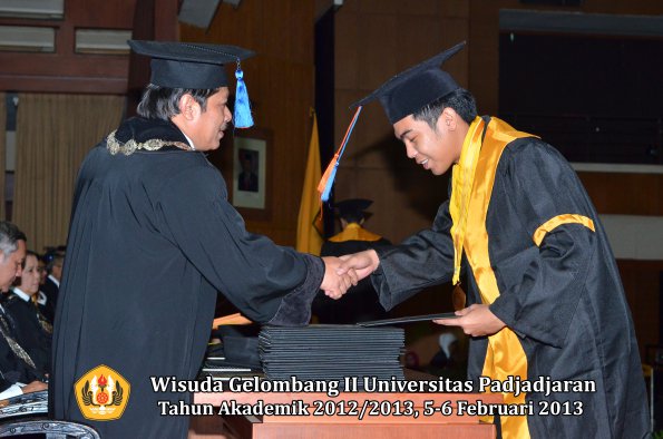 wisuda-unpad-gel-ii-ta-2012_2013-fakultas-teknik-geologi-oleh-dekan-012