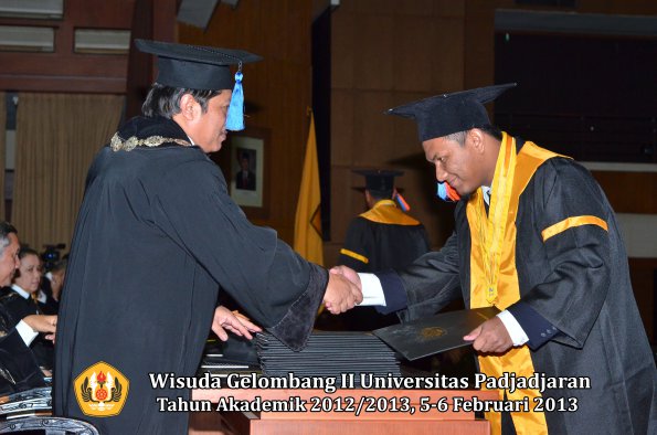 wisuda-unpad-gel-ii-ta-2012_2013-fakultas-teknik-geologi-oleh-dekan-017