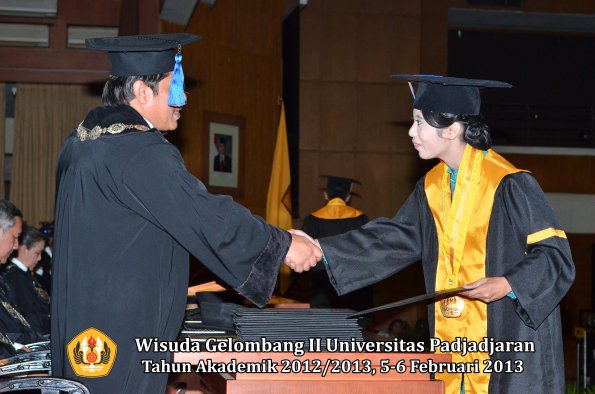 wisuda-unpad-gel-ii-ta-2012_2013-fakultas-teknik-geologi-oleh-dekan-022