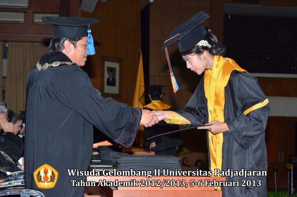 wisuda-unpad-gel-ii-ta-2012_2013-fakultas-teknik-geologi-oleh-dekan-023