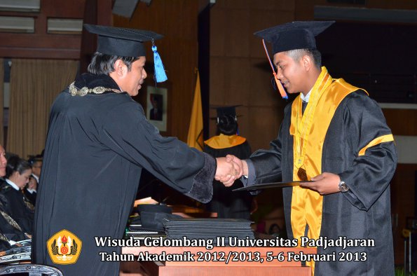 wisuda-unpad-gel-ii-ta-2012_2013-fakultas-teknik-geologi-oleh-dekan-024