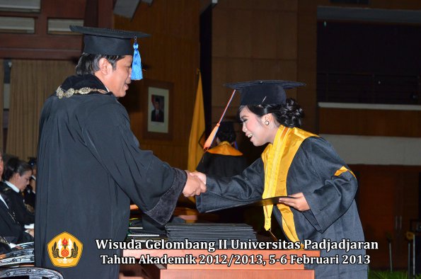 wisuda-unpad-gel-ii-ta-2012_2013-fakultas-teknik-geologi-oleh-dekan-026