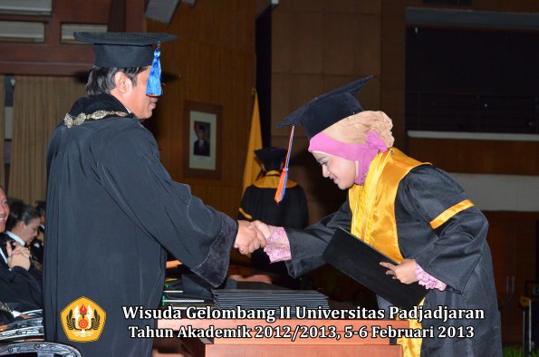 wisuda-unpad-gel-ii-ta-2012_2013-fakultas-teknik-geologi-oleh-dekan-029