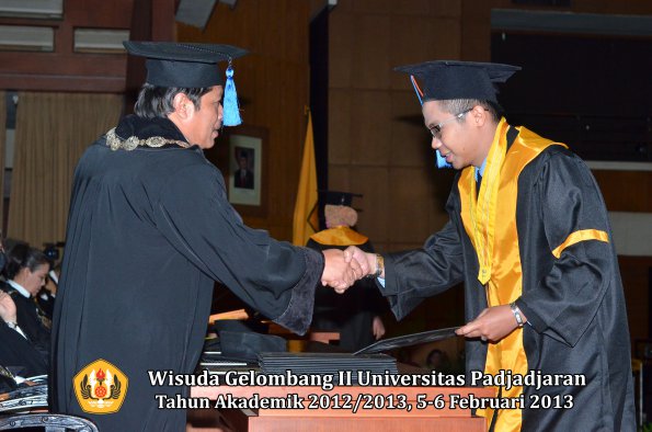 wisuda-unpad-gel-ii-ta-2012_2013-fakultas-teknik-geologi-oleh-dekan-030