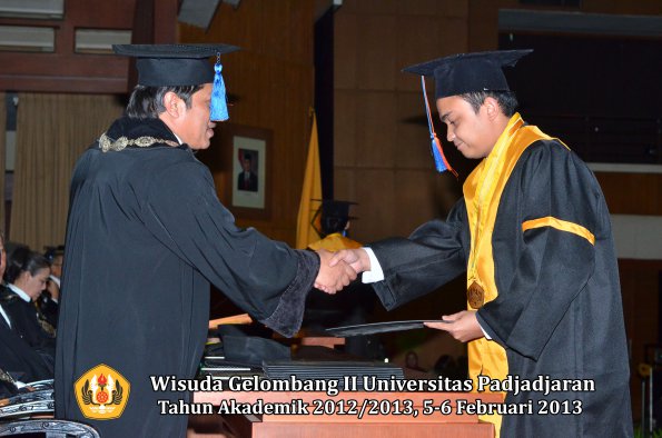 wisuda-unpad-gel-ii-ta-2012_2013-fakultas-teknik-geologi-oleh-dekan-032