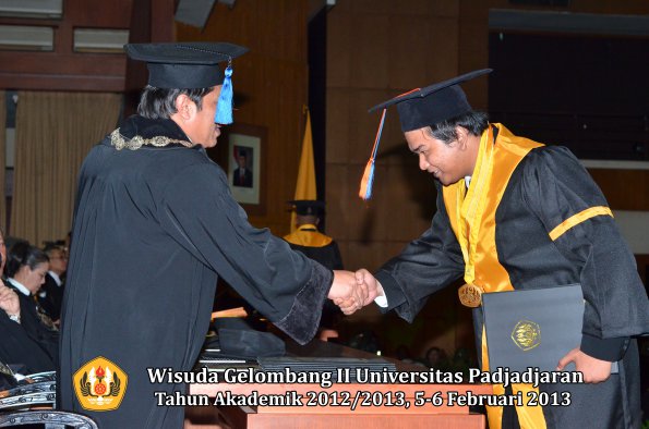 wisuda-unpad-gel-ii-ta-2012_2013-fakultas-teknik-geologi-oleh-dekan-034