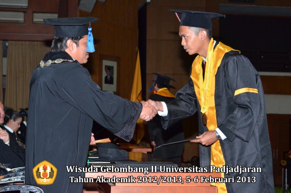 wisuda-unpad-gel-ii-ta-2012_2013-fakultas-teknik-geologi-oleh-dekan-035