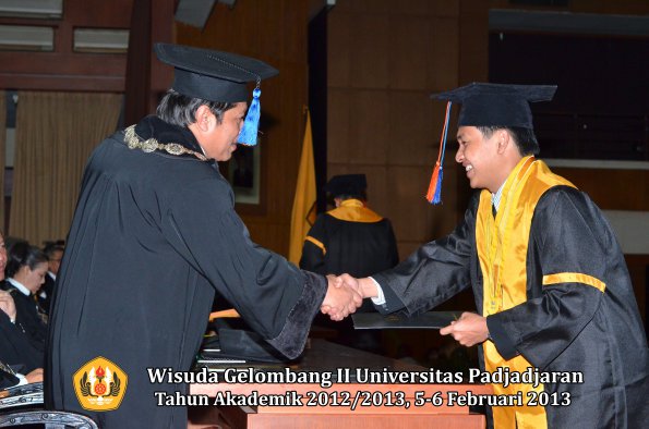 wisuda-unpad-gel-ii-ta-2012_2013-fakultas-teknik-geologi-oleh-dekan-040