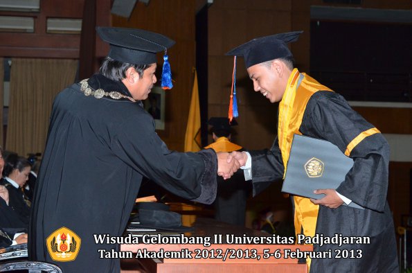 wisuda-unpad-gel-ii-ta-2012_2013-fakultas-teknik-geologi-oleh-dekan-041