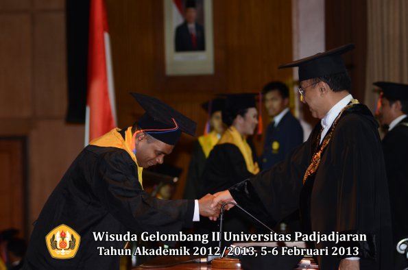 wisuda-unpad-gel-ii-ta-2012_2013-fakultas-teknik-geologi-oleh-rektor-003