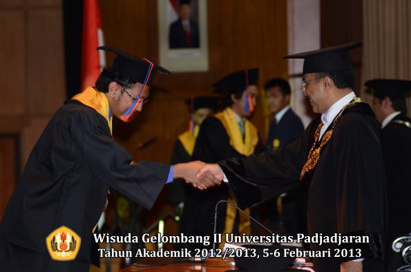 wisuda-unpad-gel-ii-ta-2012_2013-fakultas-teknik-geologi-oleh-rektor-007