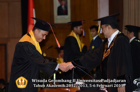 wisuda-unpad-gel-ii-ta-2012_2013-fakultas-teknik-geologi-oleh-rektor-009