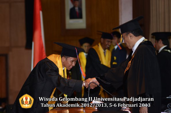 wisuda-unpad-gel-ii-ta-2012_2013-fakultas-teknik-geologi-oleh-rektor-014