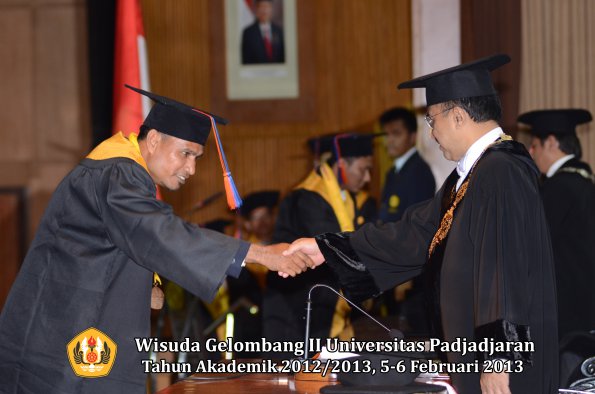 wisuda-unpad-gel-ii-ta-2012_2013-fakultas-teknik-geologi-oleh-rektor-015