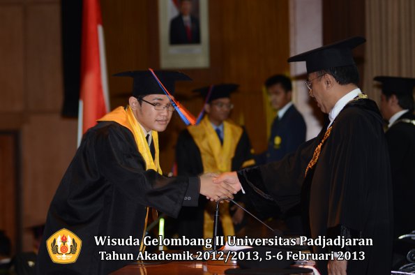 wisuda-unpad-gel-ii-ta-2012_2013-fakultas-teknik-geologi-oleh-rektor-017