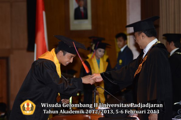 wisuda-unpad-gel-ii-ta-2012_2013-fakultas-teknik-geologi-oleh-rektor-020