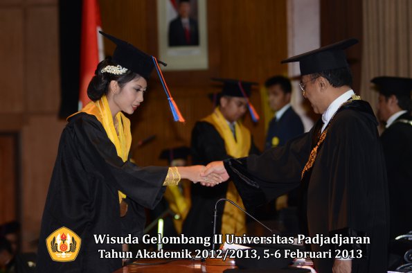 wisuda-unpad-gel-ii-ta-2012_2013-fakultas-teknik-geologi-oleh-rektor-022