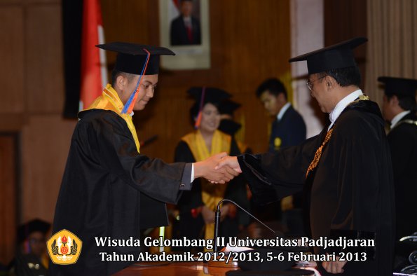 wisuda-unpad-gel-ii-ta-2012_2013-fakultas-teknik-geologi-oleh-rektor-023