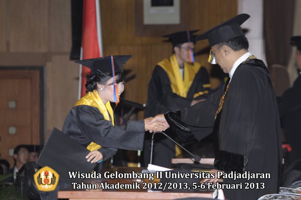 wisuda-unpad-gel-ii-ta-2012_2013-fakultas-teknik-geologi-oleh-rektor-025