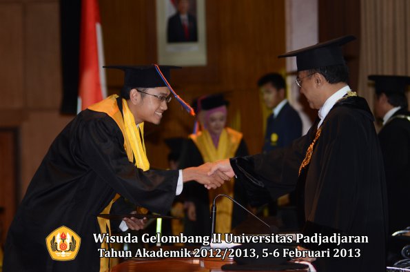 wisuda-unpad-gel-ii-ta-2012_2013-fakultas-teknik-geologi-oleh-rektor-027