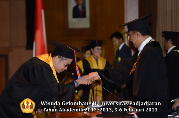 wisuda-unpad-gel-ii-ta-2012_2013-fakultas-teknik-geologi-oleh-rektor-029