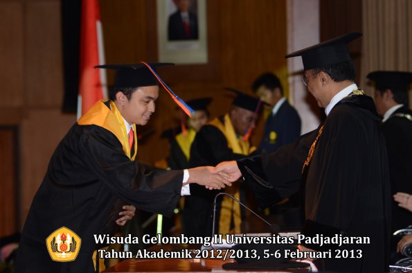 wisuda-unpad-gel-ii-ta-2012_2013-fakultas-teknik-geologi-oleh-rektor-031