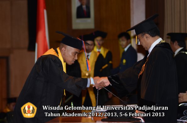 wisuda-unpad-gel-ii-ta-2012_2013-fakultas-teknik-geologi-oleh-rektor-032