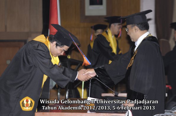 wisuda-unpad-gel-ii-ta-2012_2013-fakultas-teknik-geologi-oleh-rektor-033