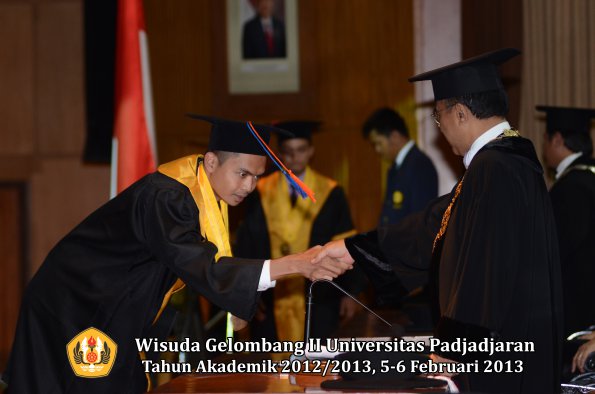 wisuda-unpad-gel-ii-ta-2012_2013-fakultas-teknik-geologi-oleh-rektor-034