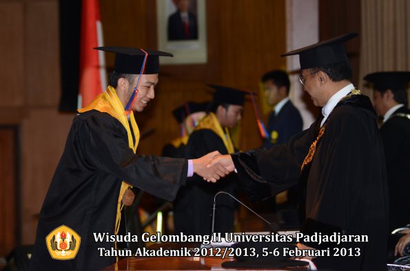 wisuda-unpad-gel-ii-ta-2012_2013-fakultas-teknik-geologi-oleh-rektor-035