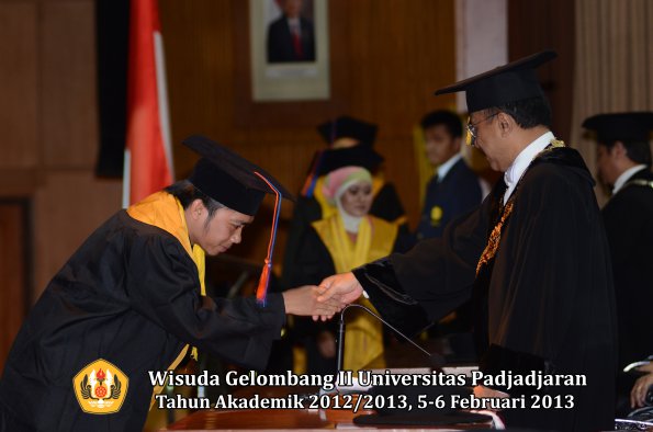 wisuda-unpad-gel-ii-ta-2012_2013-fakultas-teknik-geologi-oleh-rektor-036