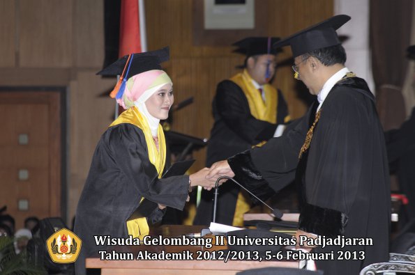 wisuda-unpad-gel-ii-ta-2012_2013-fakultas-teknik-geologi-oleh-rektor-037