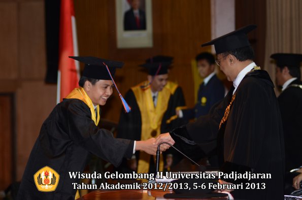 wisuda-unpad-gel-ii-ta-2012_2013-fakultas-teknik-geologi-oleh-rektor-039