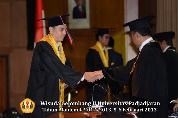 wisuda-unpad-gel-ii-ta-2012_2013-fakultas-teknik-geologi-oleh-rektor-040