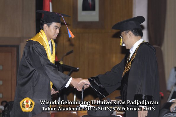 wisuda-unpad-gel-ii-ta-2012_2013-fakultas-teknik-geologi-oleh-rektor-041