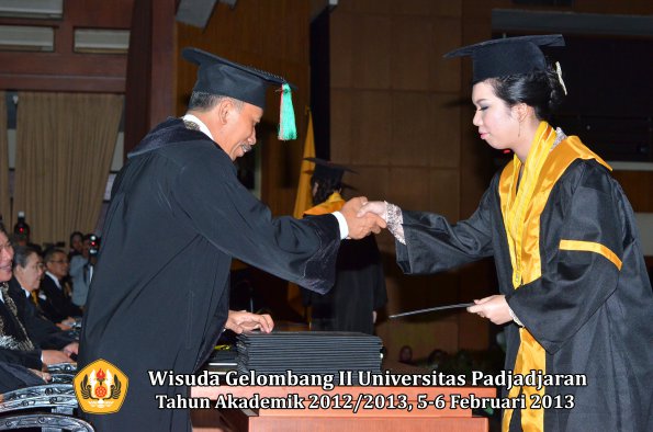 wisuda-unpad-gel-ii-ta-2012_2013-fakultas-teknologi-industri-pertanian-oleh-dekan-010