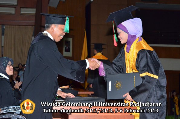 wisuda-unpad-gel-ii-ta-2012_2013-fakultas-teknologi-industri-pertanian-oleh-dekan-021