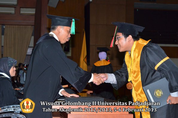 wisuda-unpad-gel-ii-ta-2012_2013-fakultas-teknologi-industri-pertanian-oleh-dekan-022