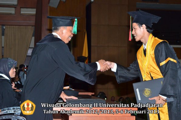 wisuda-unpad-gel-ii-ta-2012_2013-fakultas-teknologi-industri-pertanian-oleh-dekan-023