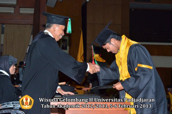 wisuda-unpad-gel-ii-ta-2012_2013-fakultas-teknologi-industri-pertanian-oleh-dekan-024