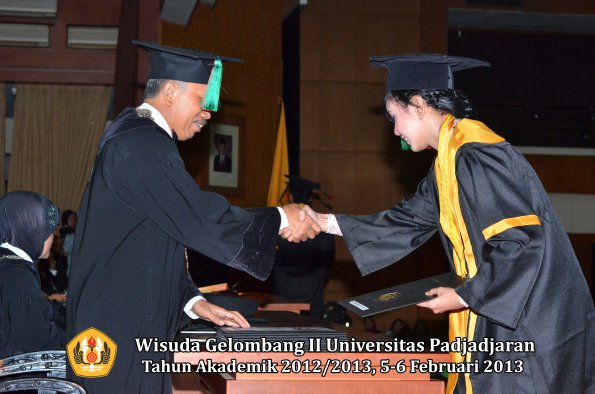 wisuda-unpad-gel-ii-ta-2012_2013-fakultas-teknologi-industri-pertanian-oleh-dekan-025