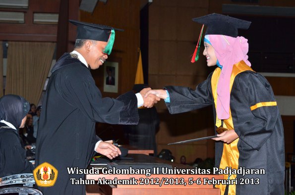 wisuda-unpad-gel-ii-ta-2012_2013-fakultas-teknologi-industri-pertanian-oleh-dekan-026